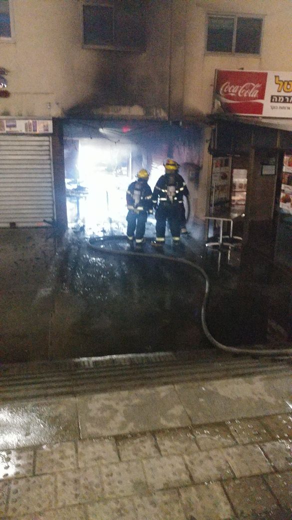 השריפה במתחם מגדלי הרכבת (צילום: דוברות כיבוי והצלה נגב)